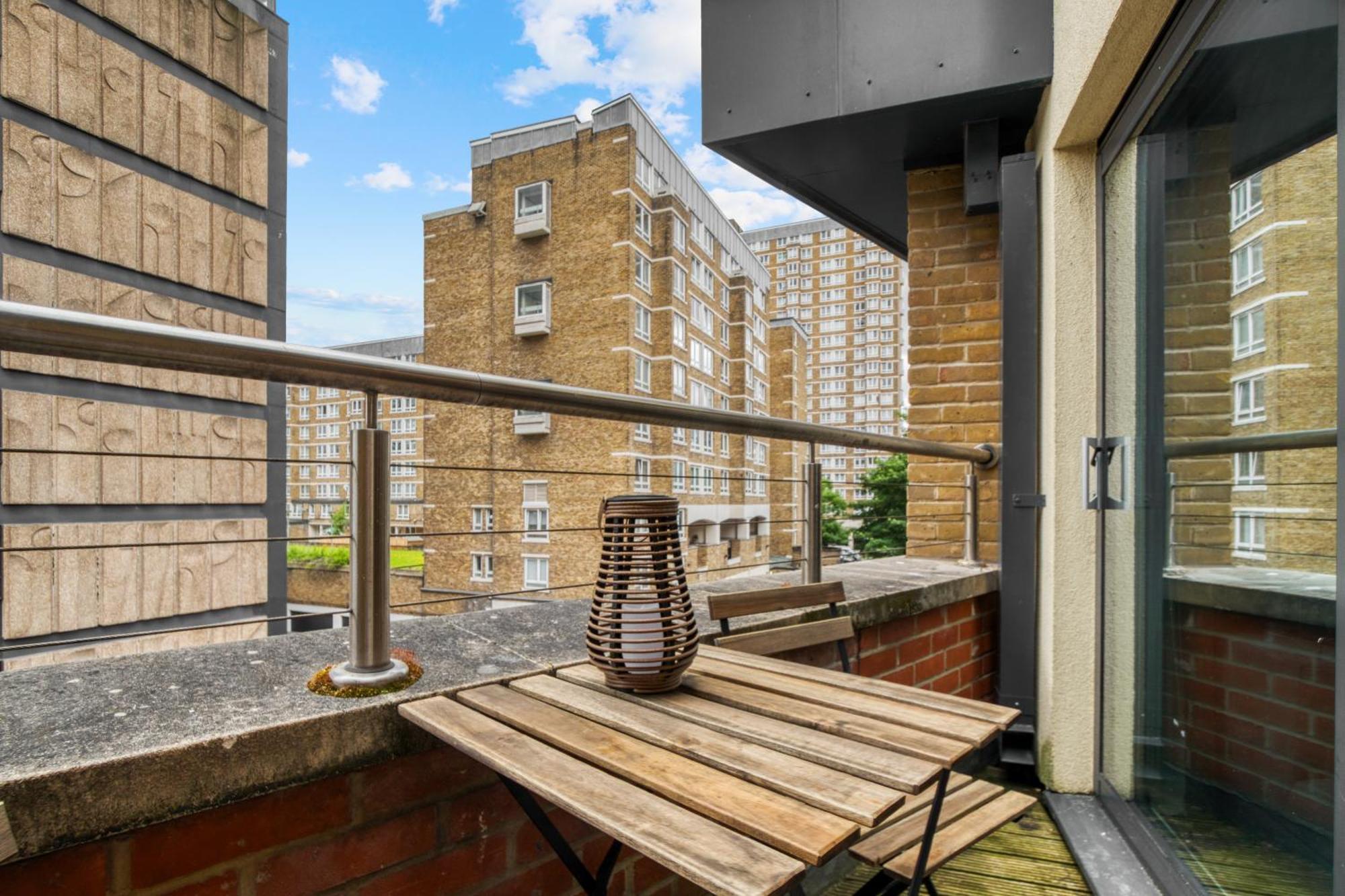 A Vibrant 2 Bed & 2 Bath In Old Street Zone 1 Apartament