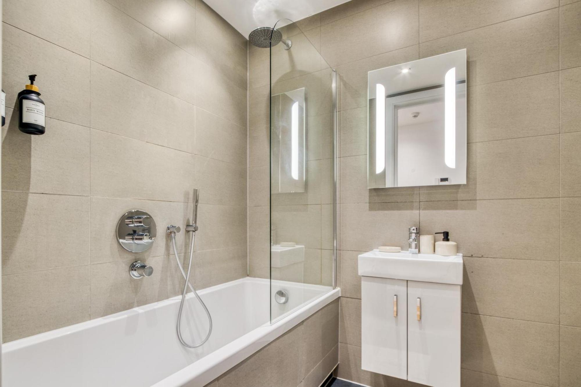 A Vibrant 2 Bed & 2 Bath In Old Street Zone 1 Apartament