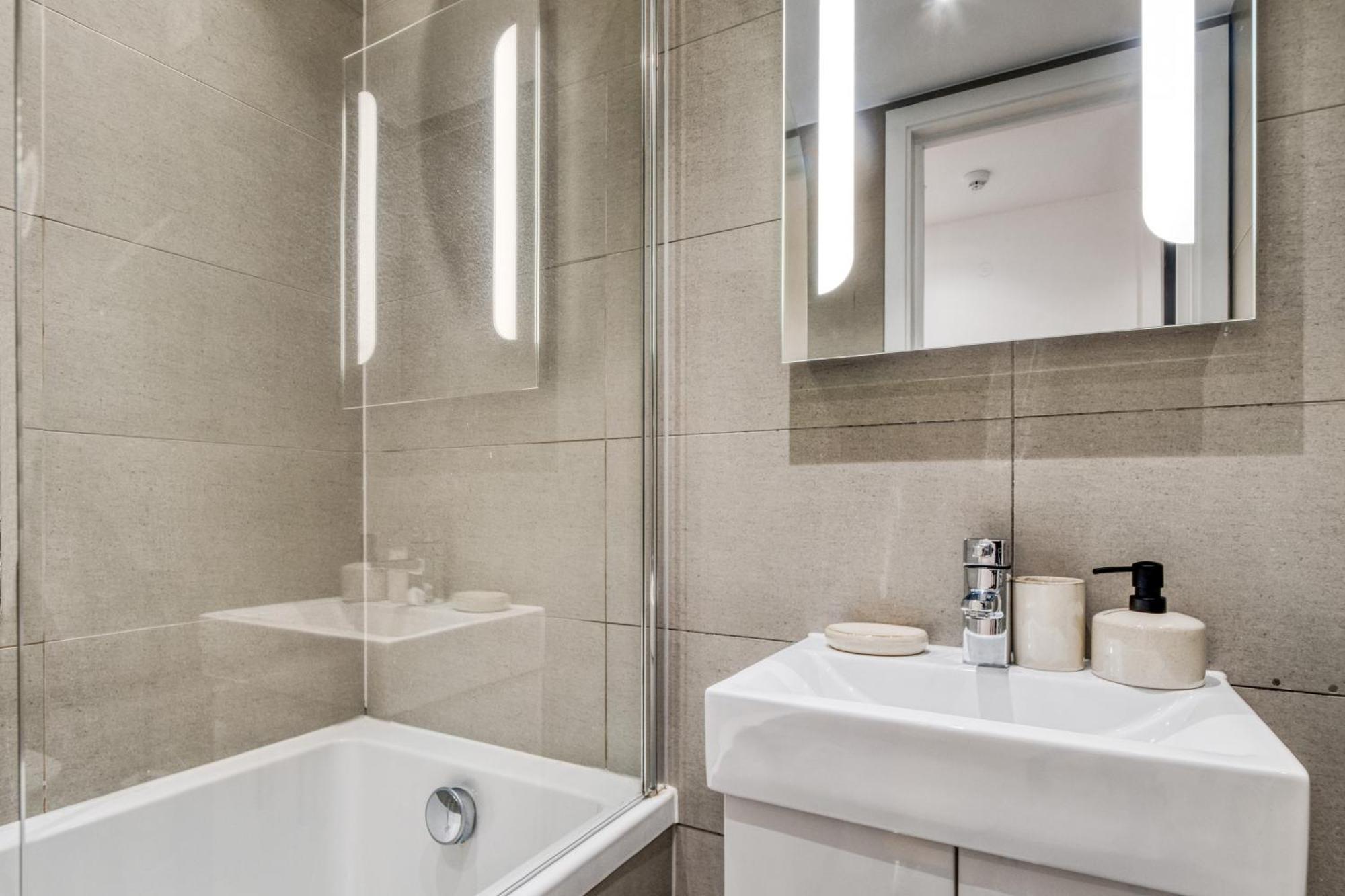 Apartament A Vibrant 2 Bed & 2 Bath In Old Street Zone 1 Londra